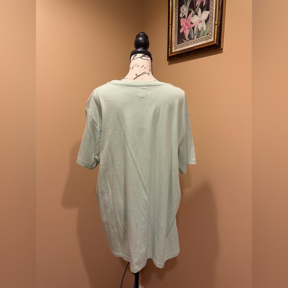 Modelo Graphic Tee - Picture 4 of 6